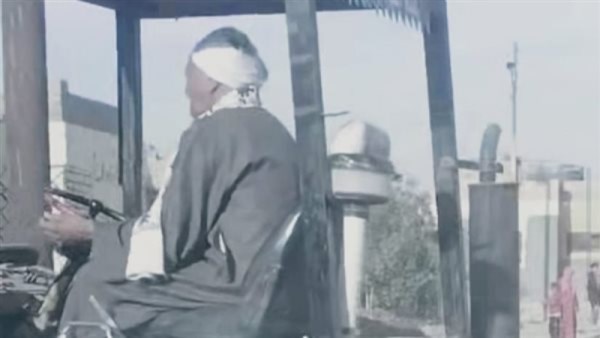 الاب اثناء هدم المنزل