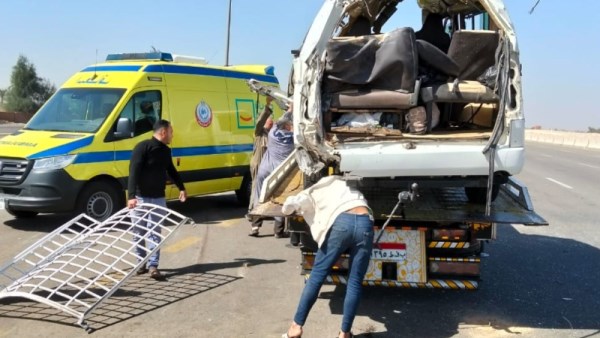 حادث تصادم بين سيارتي ميكروباص