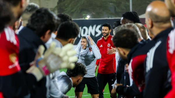 الأهلي يحتفل بعيد ميلاد إمام عاشور 