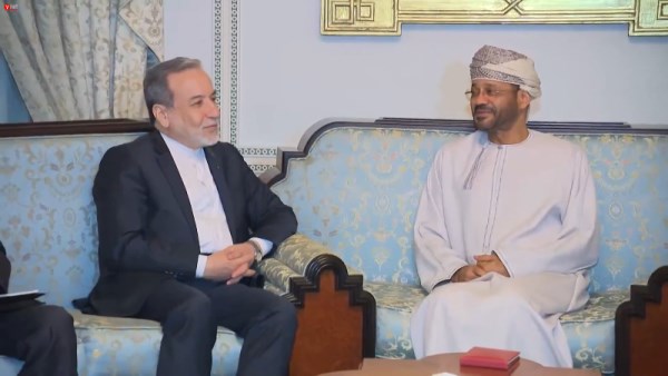 بدر البوسعيدي مع عباس عراقجي بمسقط 
