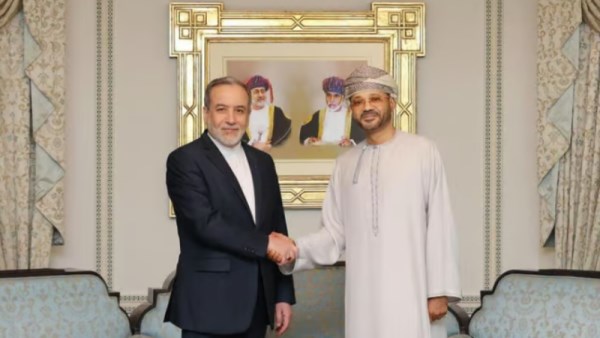 بدر البوسعيدي مع عباس عراقجي بمسقط 