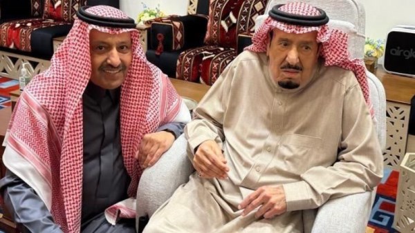 الملك سلمان بن عبد العزيز والأمير حسام بن عبد العزيز ابن أخيه 