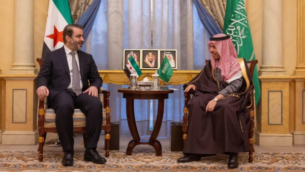 الأمير فيصل بن فرحان وزير الخارجية السعودي ونظيره السوري أسعد الشيباني