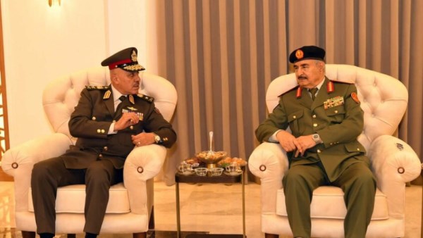 الفريق أحمد خليفة رئيس أركان حرب القوات المسلحة مع الفريق خليفة حفتر 