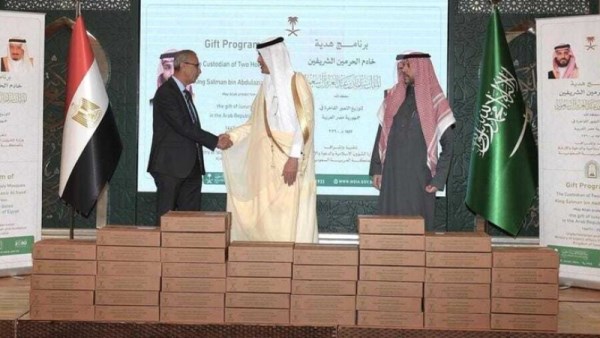 نائب السفير السعودي لدى القاهرة يسلم هدية خادم الحرمين الشريفين