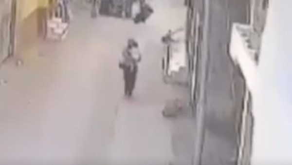 لحظة سقوط أنبوبة على الطفلة سارة 