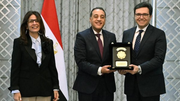 رئيس الوزراء يكرم أحمد فؤاد 