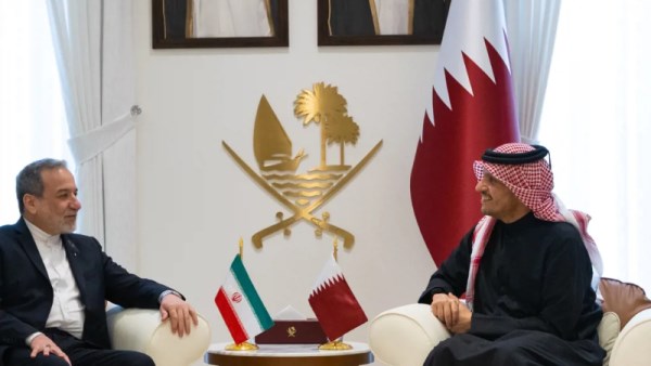 وزير الخارجية القطري يجري اتصالًا هاتفيًا بنظيره الإيراني