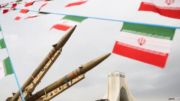 إيران ترد وتستهدف القواعد الأمريكية
