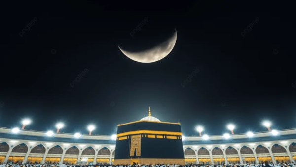 الهلال يصطف فوق الكعبة 