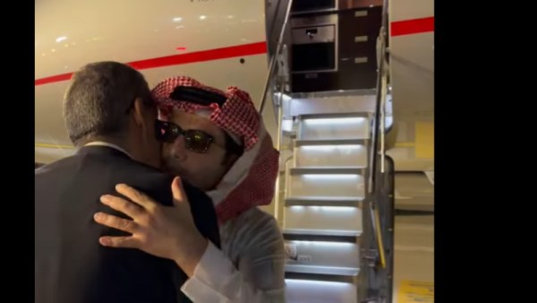 وصول تركي آل الشيخ مصر يستقبله ضياء رشوان وزير الدولة للإعلام