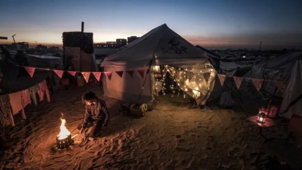 أطفال غزة يزينون لرمضان