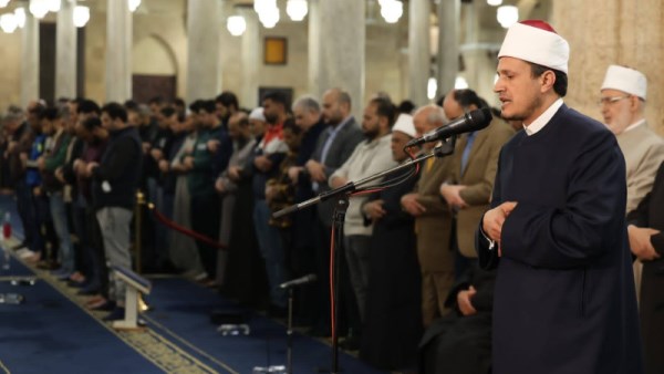 الجامع الأزهر يتلألأ بالمصلين في سابع ليالي رمضان   