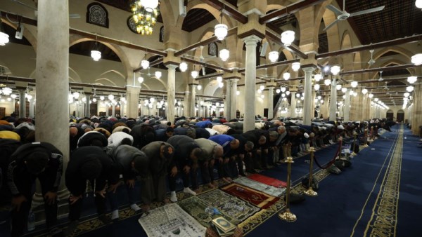 توافد آلاف المصلين إلى رحاب الجامع الأزهر لأداء العشاء والتراويح   