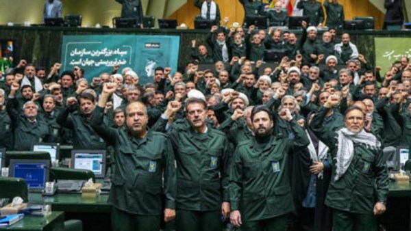 هتاف أعضاء البرلمان الإيراني مرتدين زي الحرس الثوري، "الموت لأمريكا