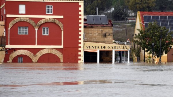 العاصفة ليوناردو تضرب البرتغال والمغرب وإسبانيا