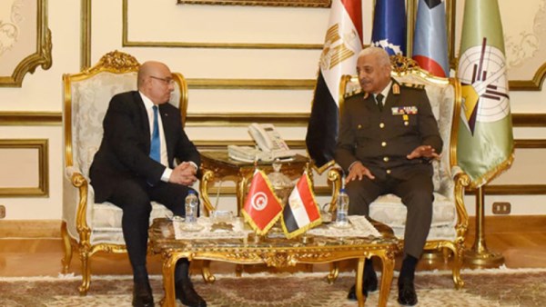 وزير الدفاع مع نظيره التونسي 