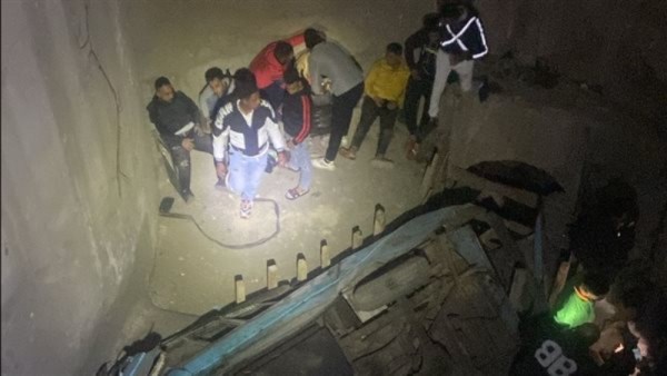 انقلاب ميكروباص في الزاوية الحمراء