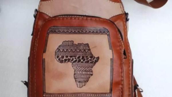 منتجات جلدية من إبداعات ذوي الإعاقة في السودان