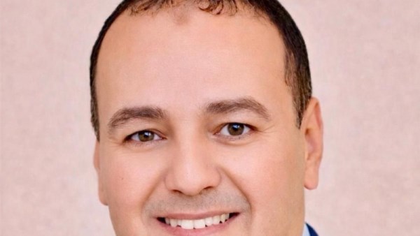 الدكتور عادل اليمني أستاذ الإعلام بالجامعة البريطانية