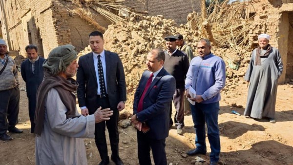معاينة النيابة الإدارية لموقع انهيار عقار قرية فاو غرب