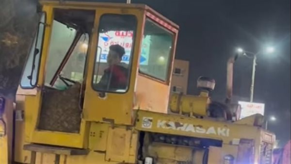 طفل يقود مركبة لودر بالمرج