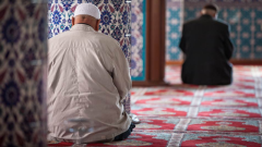 في الطقس السيئ، هل يُسمح بجمع الصلاة؟ دار الإفتاء تجيب