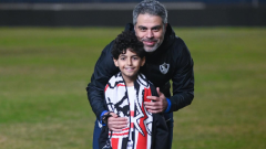 الزمالك يستقبل الطفل الفلسطيني سمير محمد بطل مسلسل صحاب الأرض (صور)