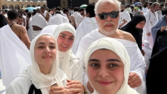 روجينا وأشرف زكي وابنتاهما يؤدون مناسك العمرة (صور)