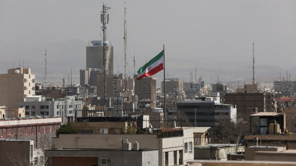 إيران تعلن تشكيل مجلس ثلاثي