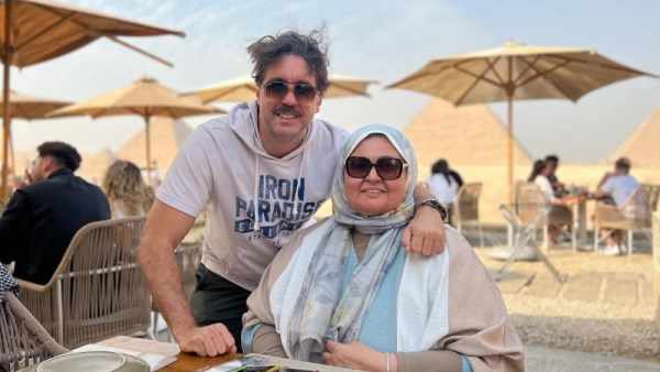 هشام ماجد مع والدته احتفالا بعيد الأم 