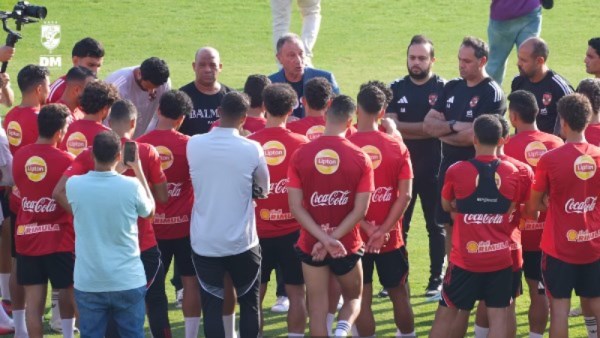 محمود الخطيب مع لاعبي الأهلي