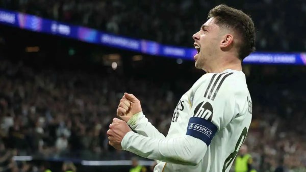 فالفيردي يحتفل بهدفه في شباك مانشستر سيتي 