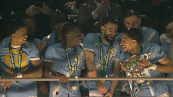 عمر مرموش يحتفل بكأس الرابطة 