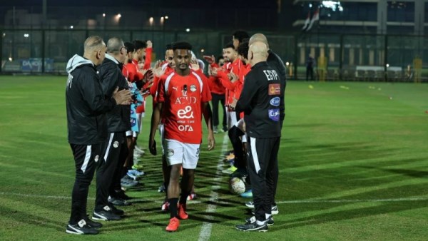 منتخب مصر ينظم ممرًا شرفيًا للاعبين الجدد 