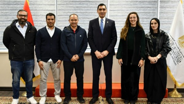 وزير الرياضة مع وفد الاتحاد الدولي للريشة الطائرة
