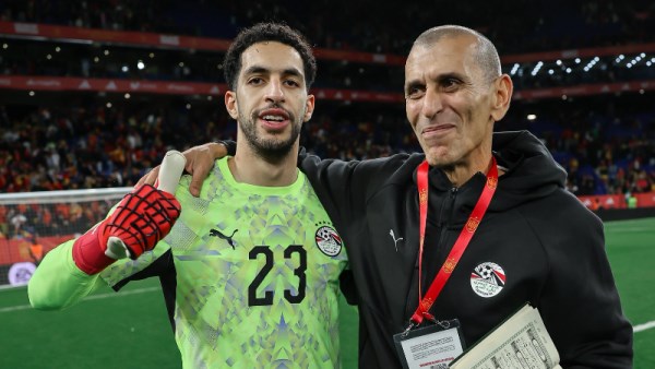 مصطفى شوبير مع مدربه سعفان الصغير