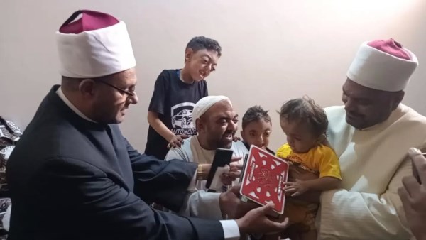 تكريم مواطن في أسوان