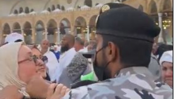 لحظة القبض على السيدة داخل الحرم المكي 