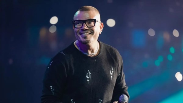 كم عدد أبناء وزوجات عمرو دياب؟