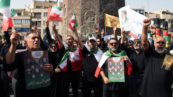 إيران تشيع 30 شهيدًا داخل أصفهان 