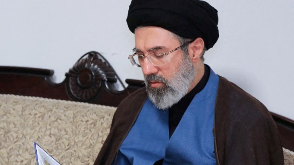 خليفة المرشد الأعلى الإيراني، من هو مجتبى خامنئي؟