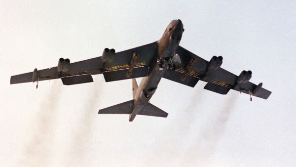 قاذفة أمريكية طراز B52 تعلن حالة الطوارئ فوق الساحل الجنوبي لإنجلترا