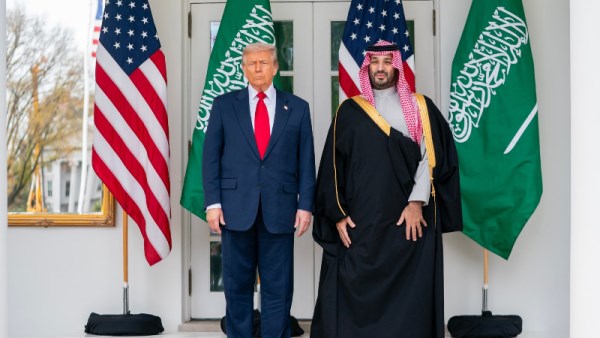 مصدر مخابراتي: السعودية تحث ترامب على عدم إنهاء حرب إيران