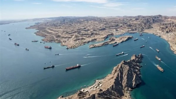الإمارات تقود تحرك دولي لتشكيل تحالف عسكري بحري لفتح مضيق هرمز
