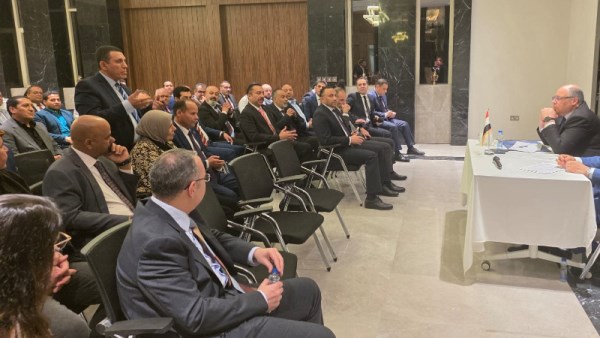 السفير المصري فى الكويت مع عدد من أعضاء الجالية المصرية