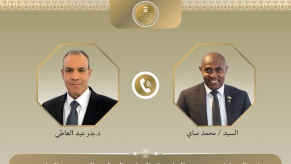 وزير الخارجية مع نظيره وزير خارجية جزر القمر 