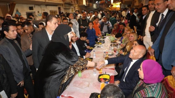 محافظ القاهرة يشارك في أكبر إفطار شعبي بالمطرية 