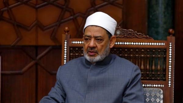 الإمام أحمد الطيب يباشر عمله بعد الوعكة الأخيرة