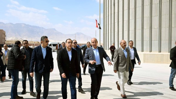 رئيس الوزراء يتفقد صومعة عتاقة بالسويس